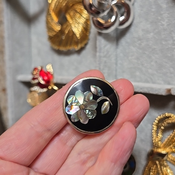 Silver Tone ALPACA Mexico Black Enamel Abalone Inlay Floral stud Earrings - Picture 15 of 17